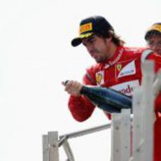 Fernando Alonso descorcha el champán en el GP de Turquía 2011