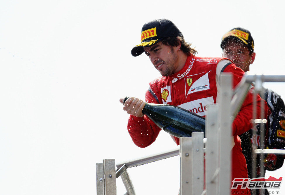 Fernando Alonso descorcha el champán en el GP de Turquía 2011