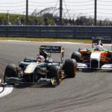 Trulli seguido de cerca por un Force India
