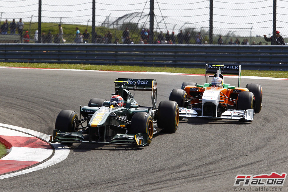 Trulli seguido de cerca por un Force India