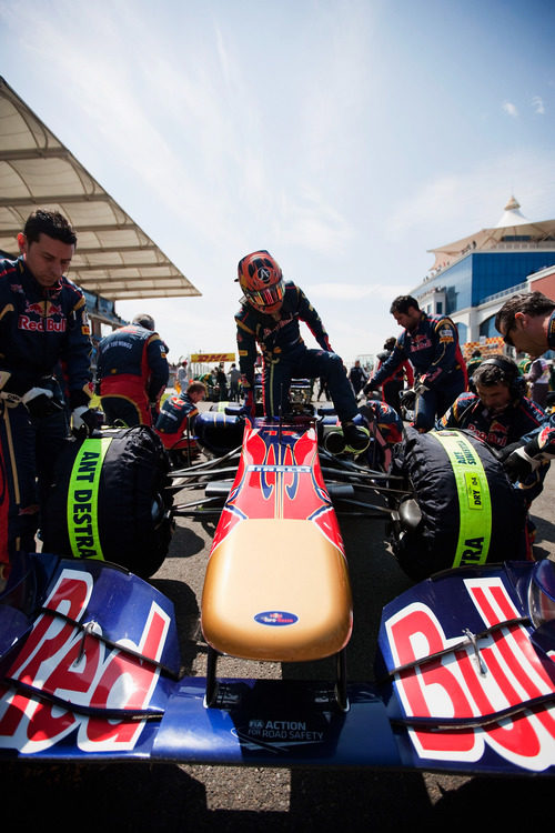 Alguersuari se sube al coche en el GP de Turquía 2011