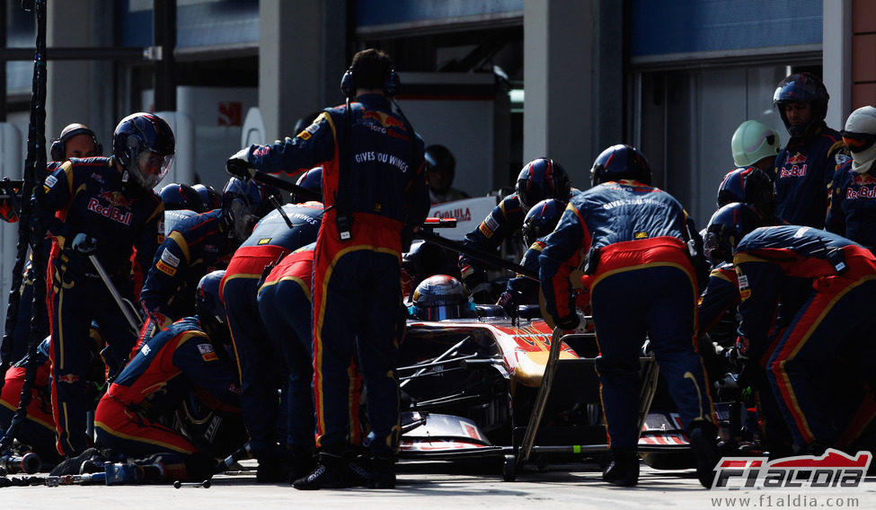 Buemi realiza una parada en boxes