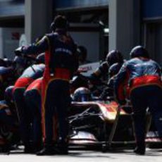 Buemi realiza una parada en boxes