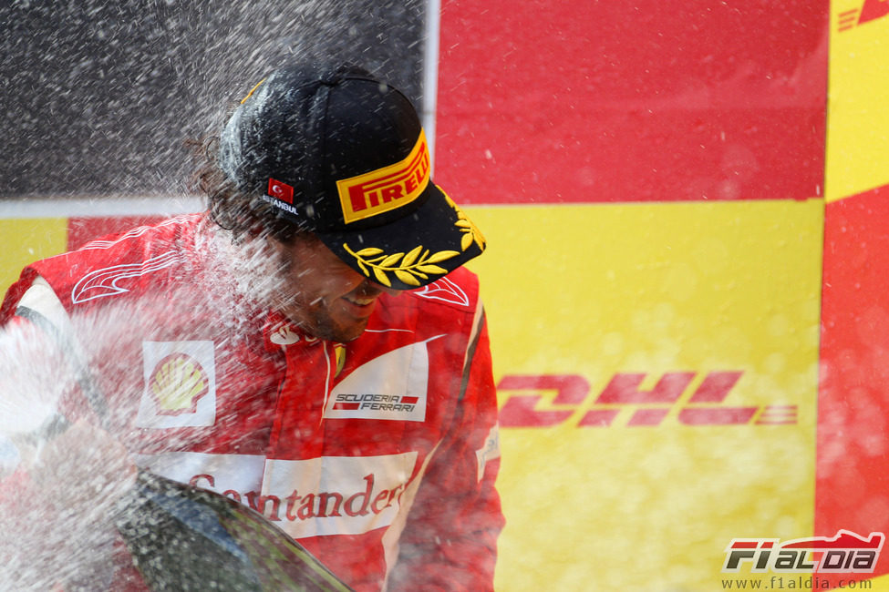 Fernando Alonso duchado en champán en el GP de Turquía 2011