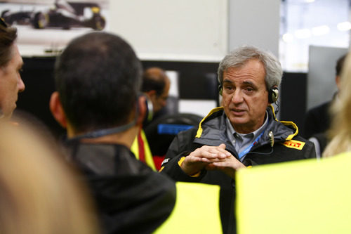 Un guía explica a los visitantes todos los detalles de la fábrica de Pirelli