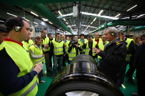 Los periodistas atienden con detalle como se fabrican los Pirelli