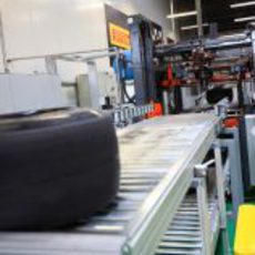 Los Pirelli PZero en su última fase de fabricación