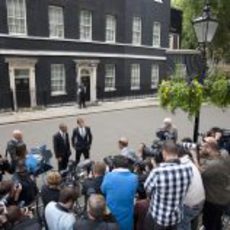 Hamilton y Button hablan con la prensa en Londres