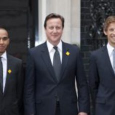 Lewis Hamilton y Jenson Button junto al Primer Ministro británico