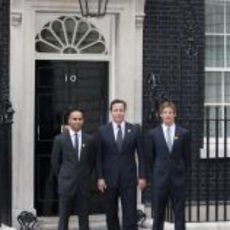 Button, Hamilton y Cameron frente al número 10 de Downing Street