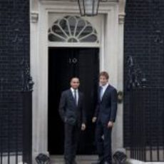 Lewis Hamilton y Jenson Button frente al Nº10 del Downing Street