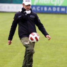 Liuzzi controla un balón de fútbol Turquía 2011