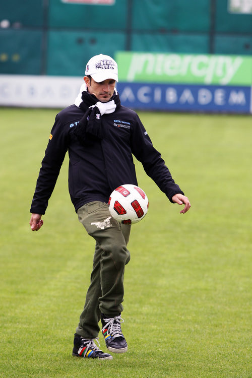 Liuzzi controla un balón de fútbol Turquía 2011