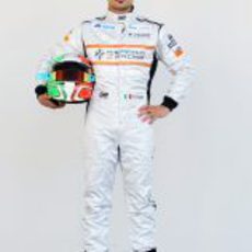 Liuzzi posa con su nuevo mono en el GP de Turquía 2011