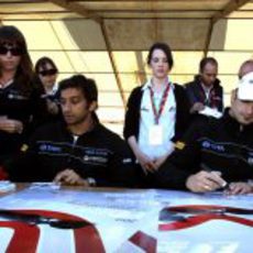 Liuzzi y Karthikeyan firman autógrafos en Turquía 2011