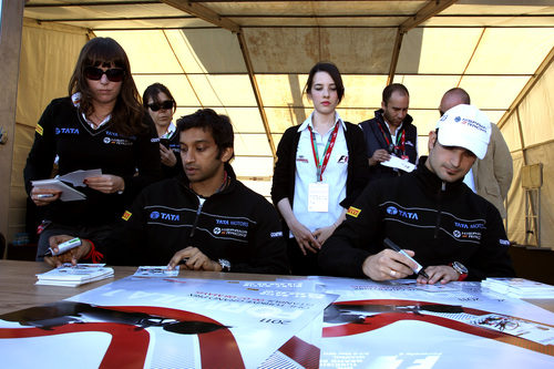 Liuzzi y Karthikeyan firman autógrafos en Turquía 2011