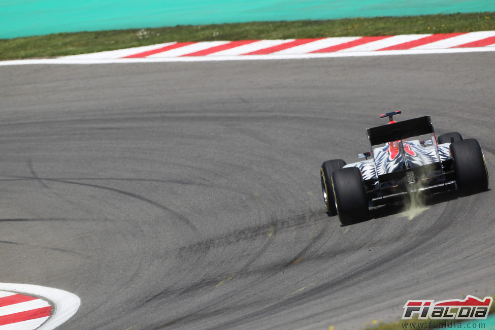 Karthikeyan negociando la curva 8 en el GP de Turquía 2011