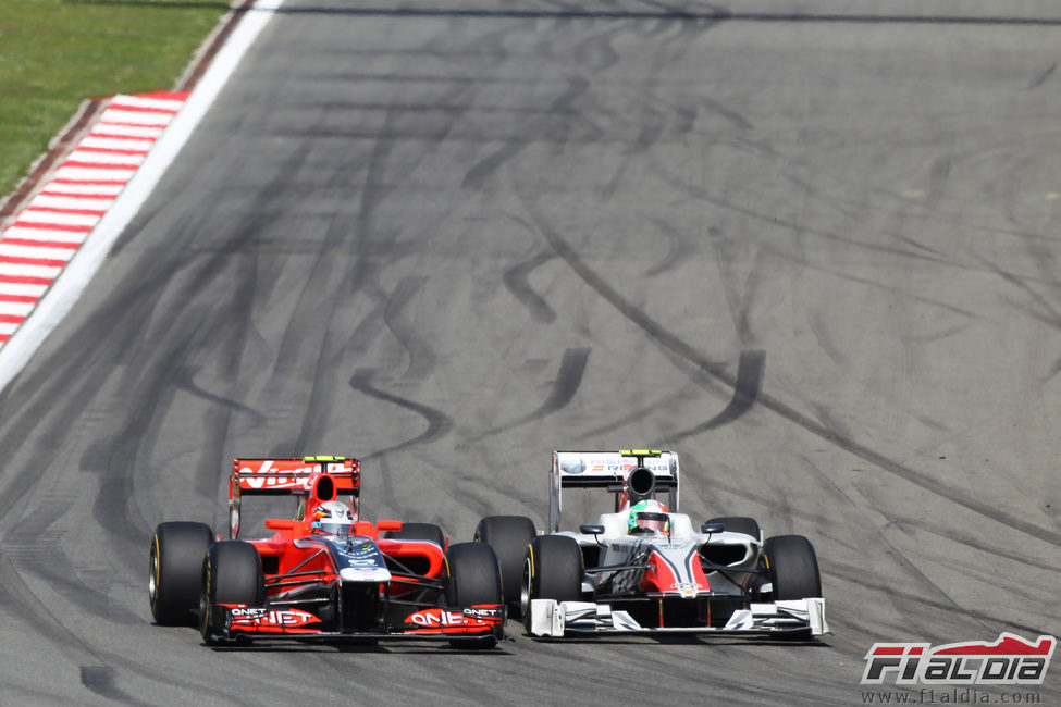 Liuzzi coge el interior a D'Ambrosio en el GP de Turquía 2011
