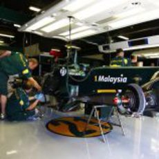 El Team Lotus trabajando en su monoplaza