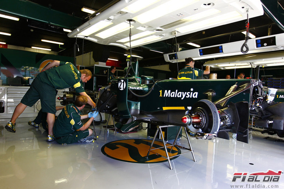 El Team Lotus trabajando en su monoplaza