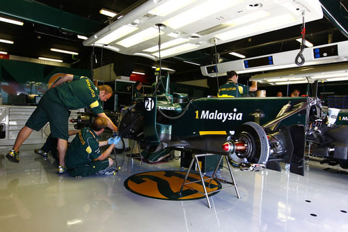 El Team Lotus trabajando en su monoplaza
