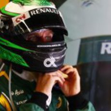 Heikki Kovalainen se ajusta el casco