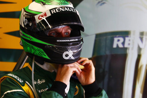 Heikki Kovalainen se ajusta el casco