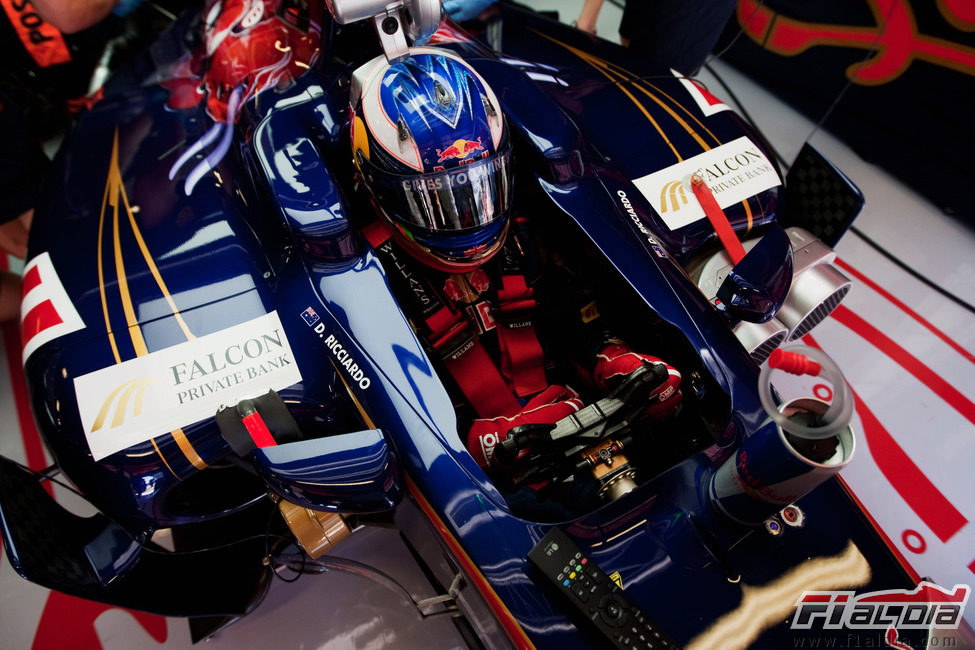 Daniel Ricciardo preparado dentro del cockpit