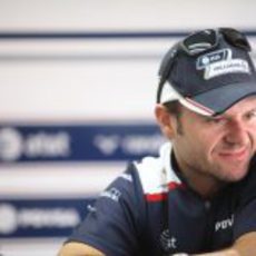 Rubens Barrichello antes de subirse al coche