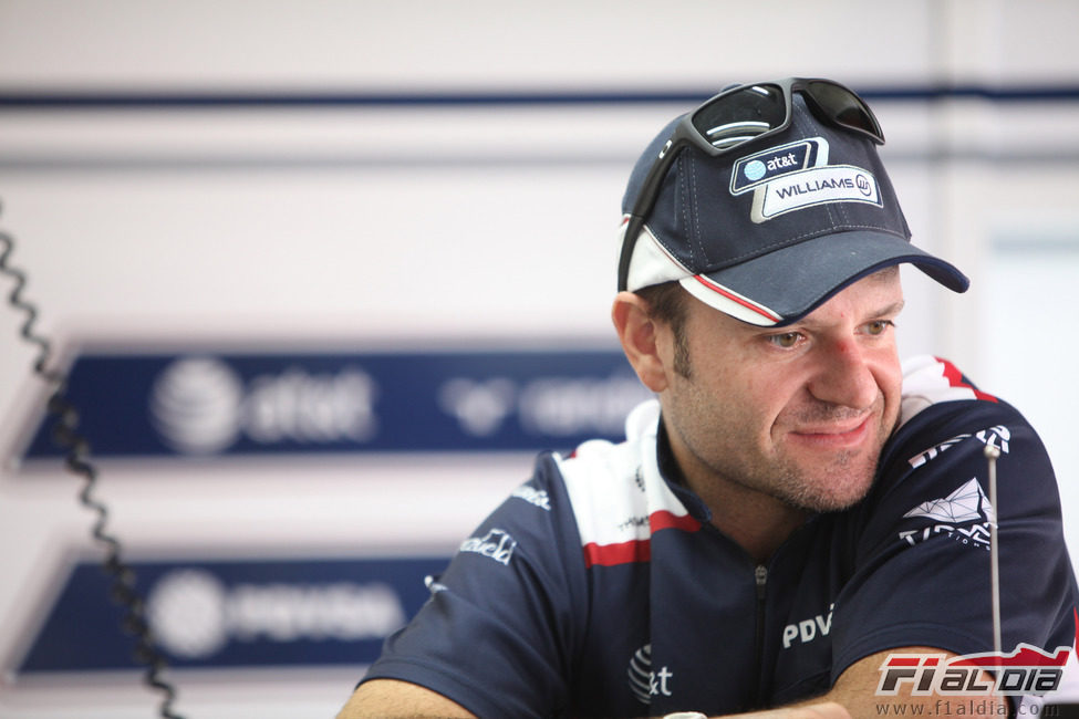 Rubens Barrichello antes de subirse al coche