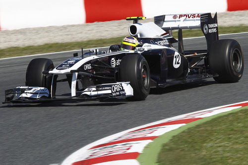 Maldonado tomando una curva del Circuit de Catalunya