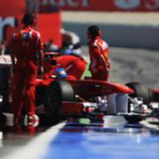 Alonso y Massa a boxes en el GP de España 2011