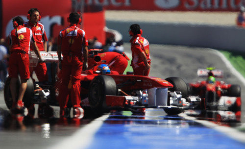 Alonso y Massa a boxes en el GP de España 2011