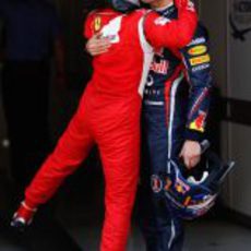 Fernando Alonso felicita a Webber por su 'pole' en España 2011