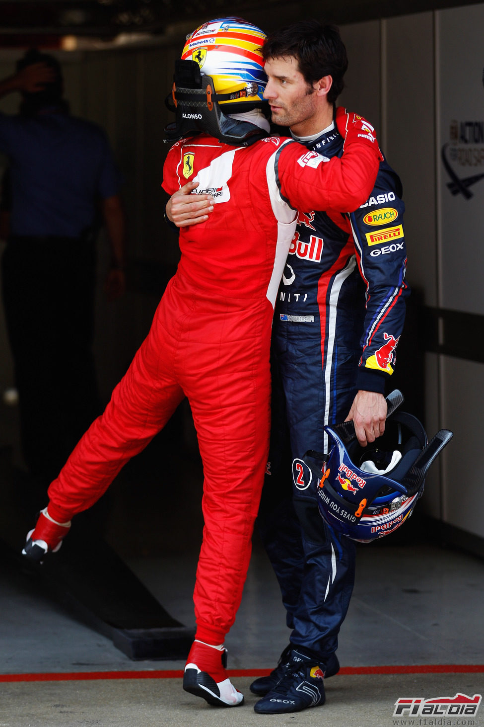 Fernando Alonso felicita a Webber por su 'pole' en España 2011