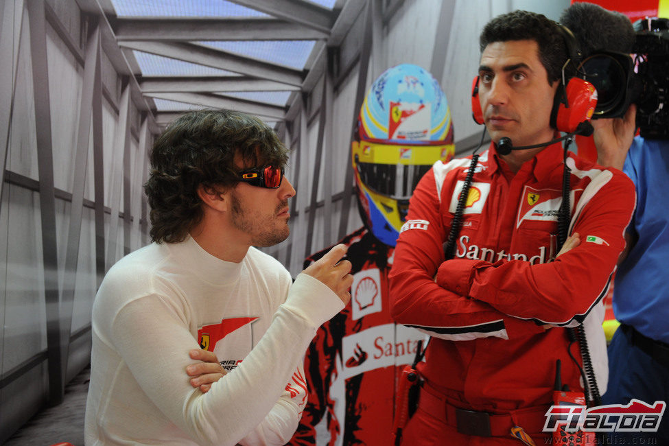 Alonso habla con Andrea Stella en el Circuit de Catalunya