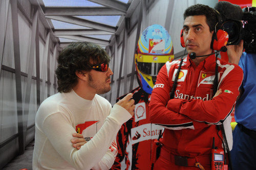 Alonso habla con Andrea Stella en el Circuit de Catalunya
