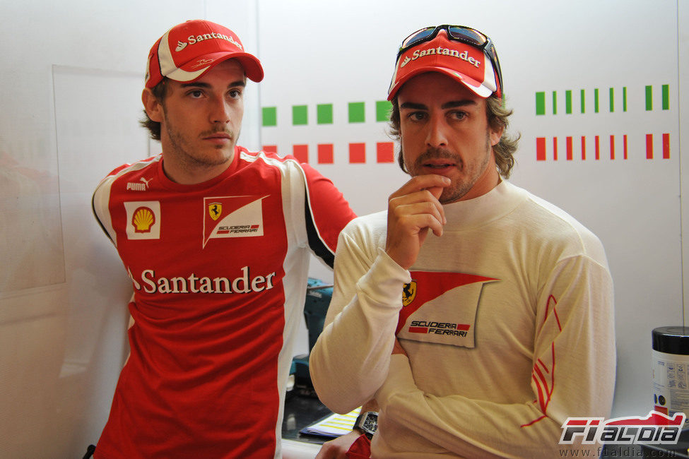 Bianchi acompaña a Alonso durante los libres 3 del GP de España 2011