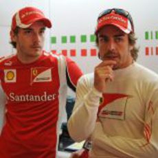 Bianchi acompaña a Alonso durante los libres 3 del GP de España 2011