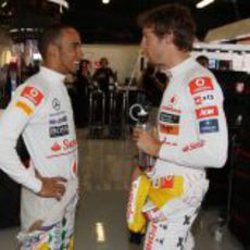 Hamilton y Button hablando en el box de Montmeló