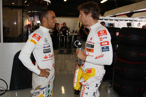 Hamilton y Button hablando en el box de Montmeló