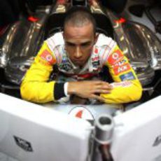 Lewis atento a las pantallas en Barcelona