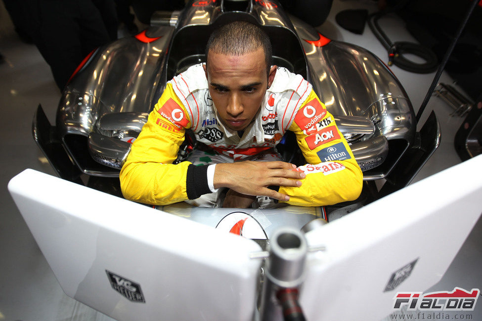 Lewis atento a las pantallas en Barcelona