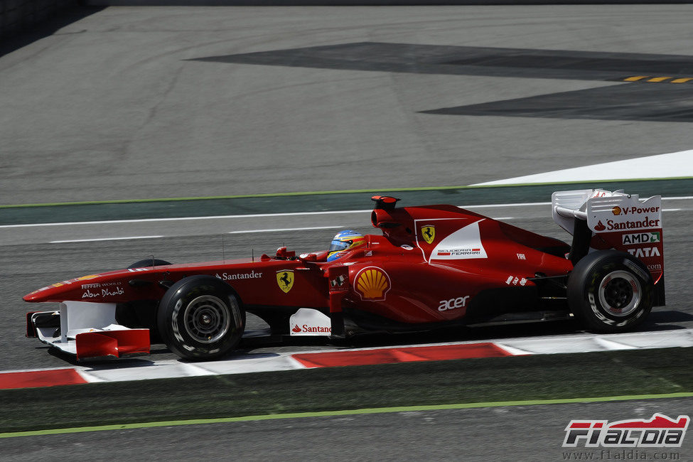 Alonso se marca un vueltón en la Q3 del GP de España 2011