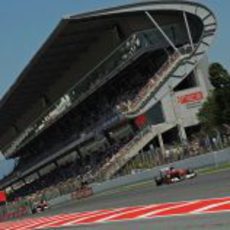 Los dos Ferrari de 2011 en la recta de meta del Circuit de Catalunya