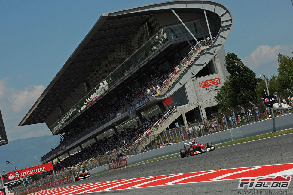 Los dos Ferrari de 2011 en la recta de meta del Circuit de Catalunya
