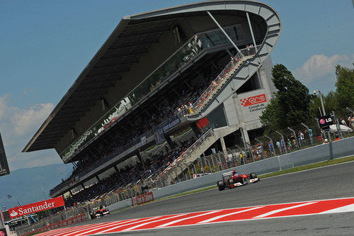 Los dos Ferrari de 2011 en la recta de meta del Circuit de Catalunya