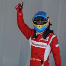 Fernando Alonso saluda a su público en el GP de España 2011