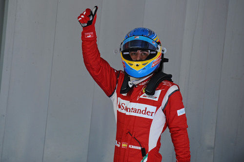 Fernando Alonso saluda a su público en el GP de España 2011