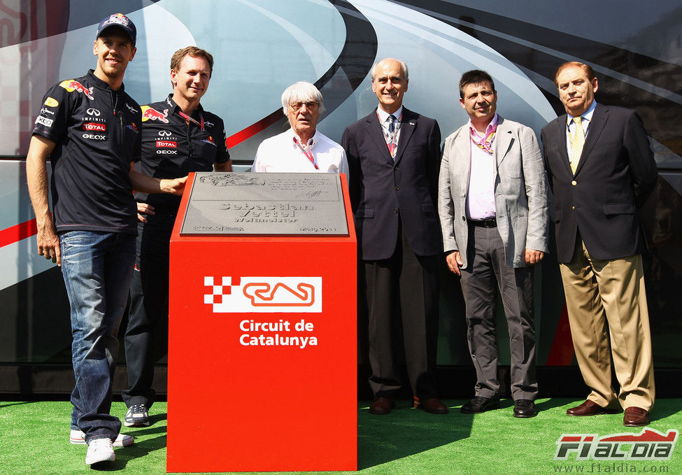 Sebastian Vettel desvela su placa en la 'Avenida de los Campeones' del Circuit de Catalunya